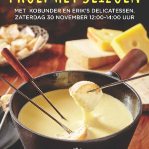 Proef het seizoen: 30 november kaasfondue van Kobunder en Erik's Delicatessen. Op de foto een kaasfonduepan met wat stokje waar brood aan zit, in de fondue gedoopt. Op de achtergrond liggen brokken kaas. op een plank.